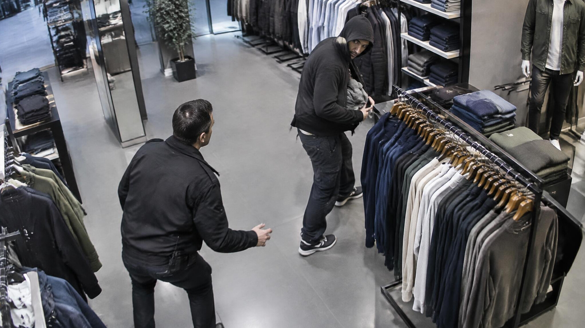 thief in clothing store